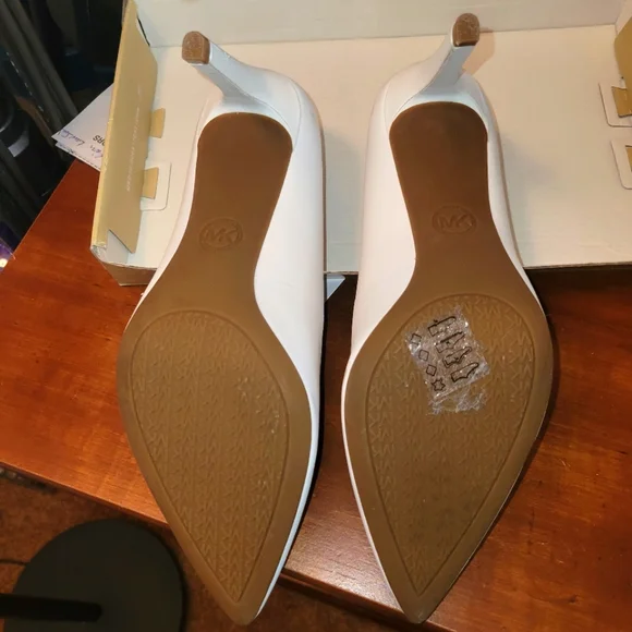 Michael Kors Classic White Heels 5" Heels. New In Box. - Picture 3 of 9
